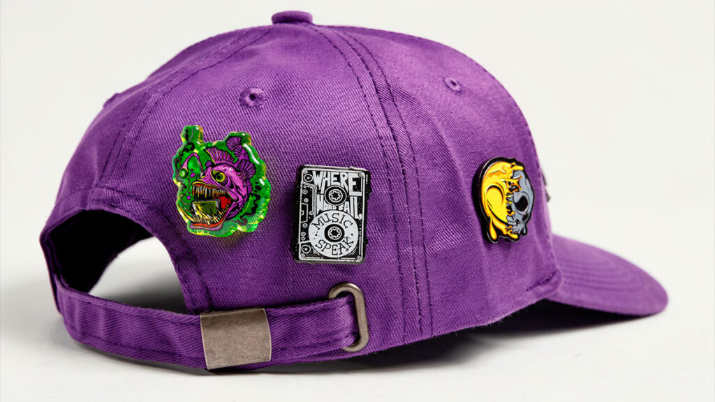 gorra con pines de acrilico personalizados