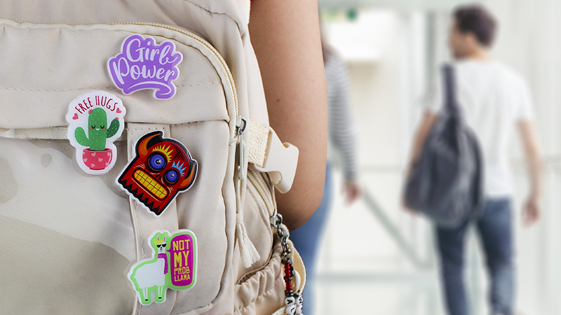 pines personalizados en mochila